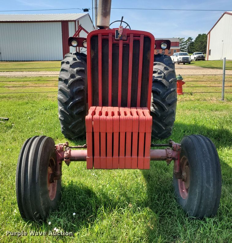 image for item HK9057 1966 International Farmall 806  tractor
