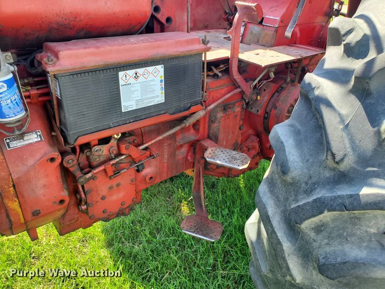 image for item HK9057 1966 International Farmall 806  tractor
