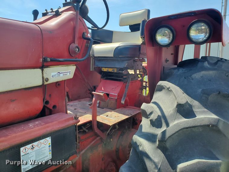 image for item HK9057 1966 International Farmall 806  tractor