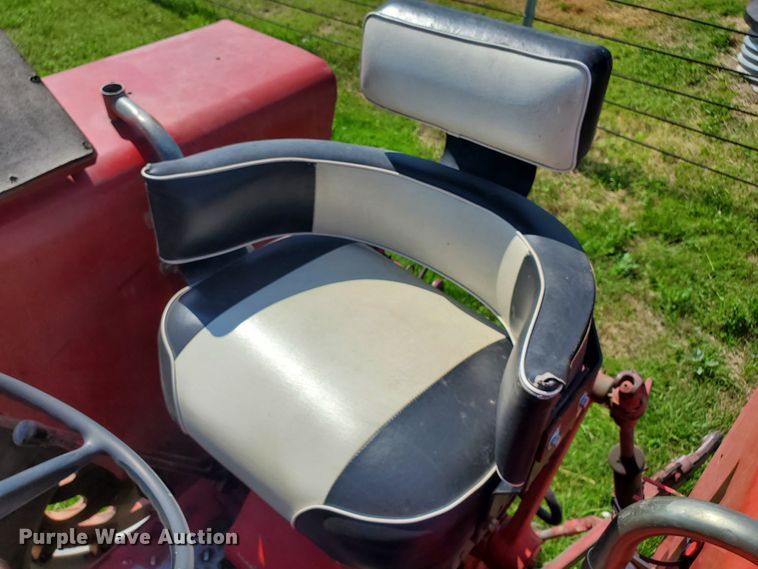 image for item HK9057 1966 International Farmall 806  tractor