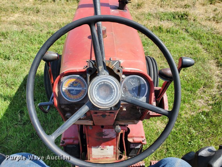 image for item HK9057 1966 International Farmall 806  tractor