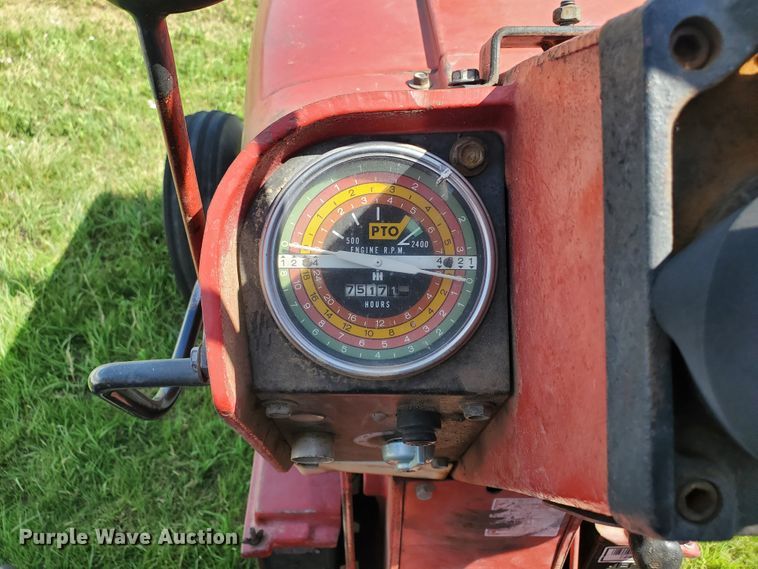 image for item HK9057 1966 International Farmall 806  tractor