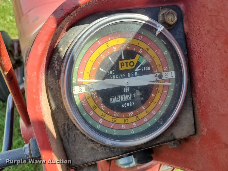 image for item HK9057 1966 International Farmall 806  tractor