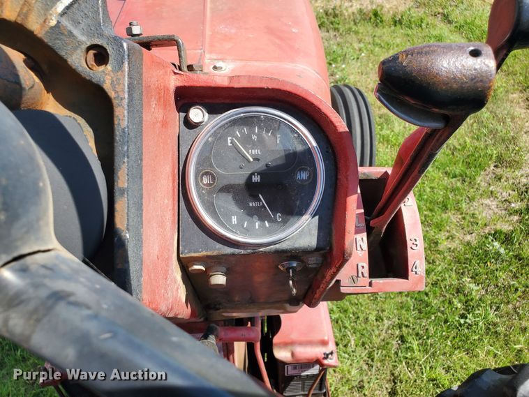 image for item HK9057 1966 International Farmall 806  tractor