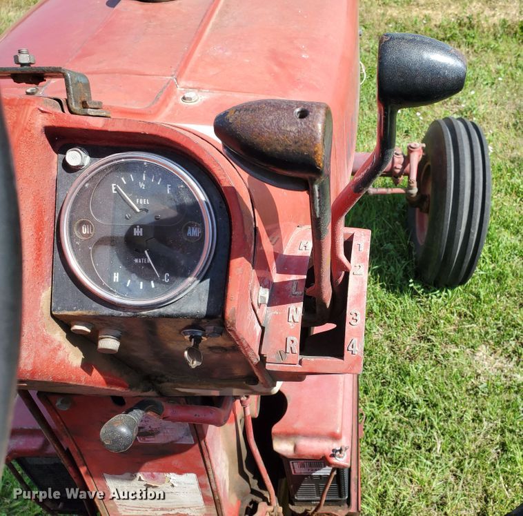 image for item HK9057 1966 International Farmall 806  tractor