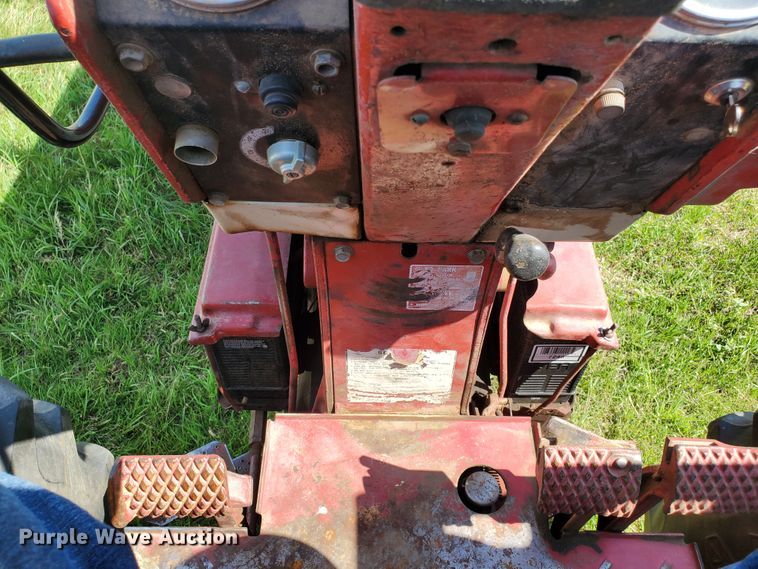 image for item HK9057 1966 International Farmall 806  tractor