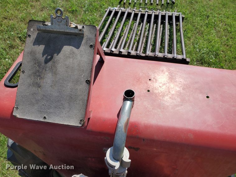 image for item HK9057 1966 International Farmall 806  tractor