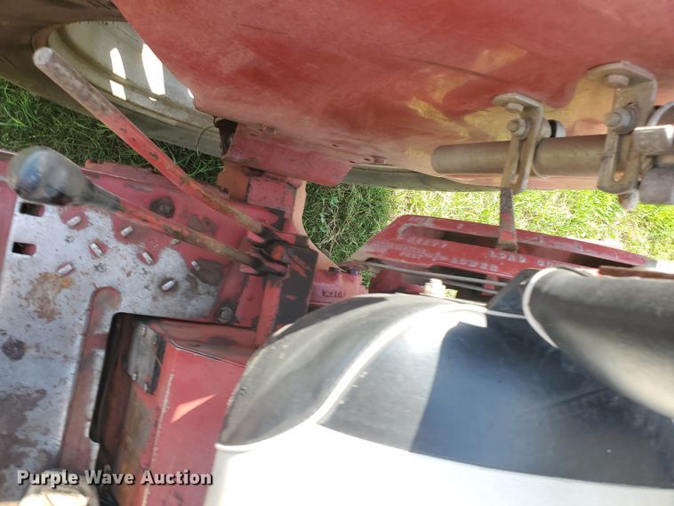 image for item HK9057 1966 International Farmall 806  tractor