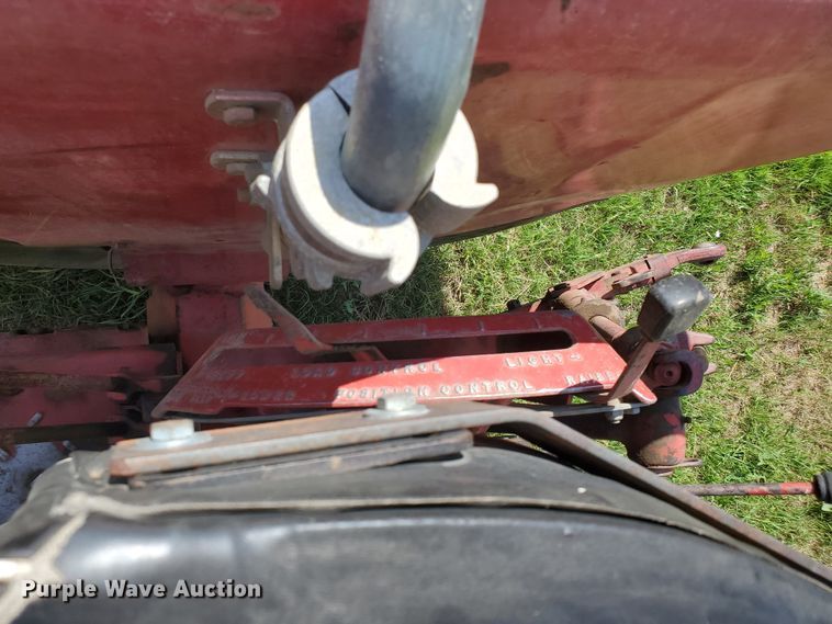 image for item HK9057 1966 International Farmall 806  tractor