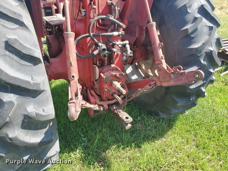 image for item HK9057 1966 International Farmall 806  tractor
