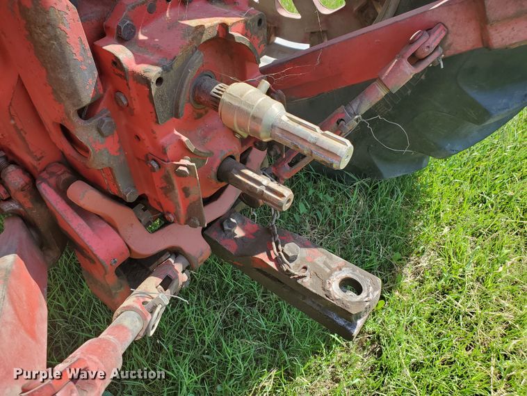 image for item HK9057 1966 International Farmall 806  tractor