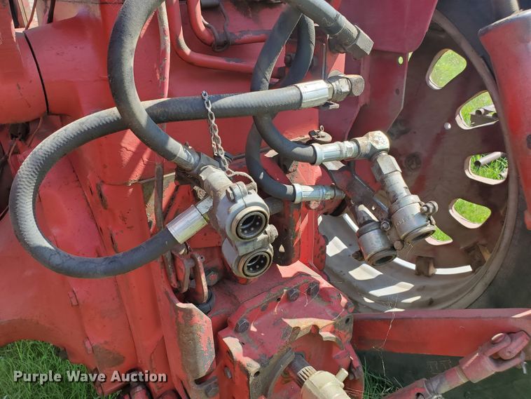 image for item HK9057 1966 International Farmall 806  tractor