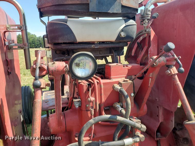 image for item HK9057 1966 International Farmall 806  tractor