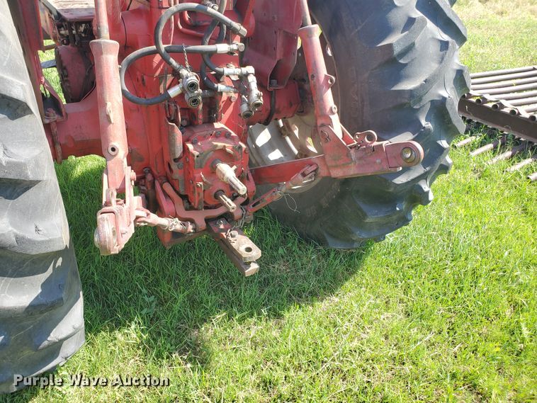 image for item HK9057 1966 International Farmall 806  tractor