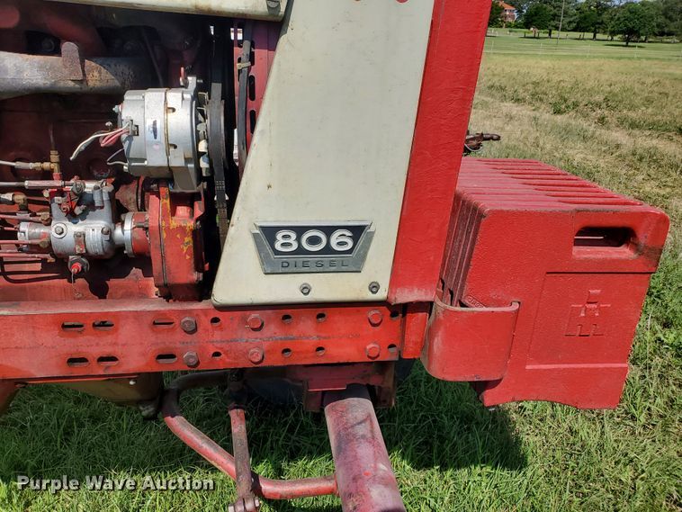 image for item HK9057 1966 International Farmall 806  tractor