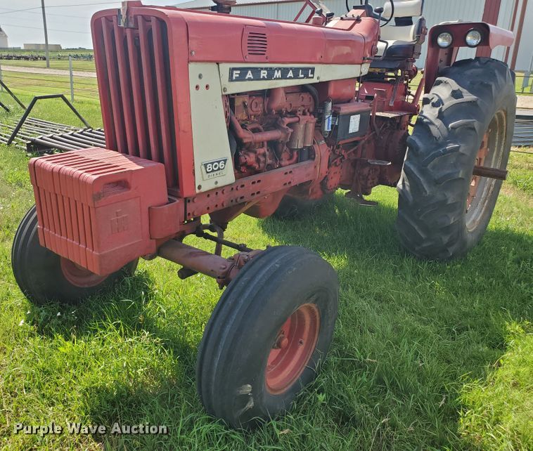 image for item HK9057 1966 International Farmall 806  tractor