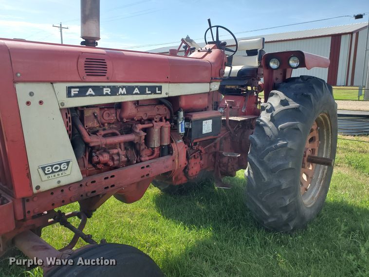 image for item HK9057 1966 International Farmall 806  tractor