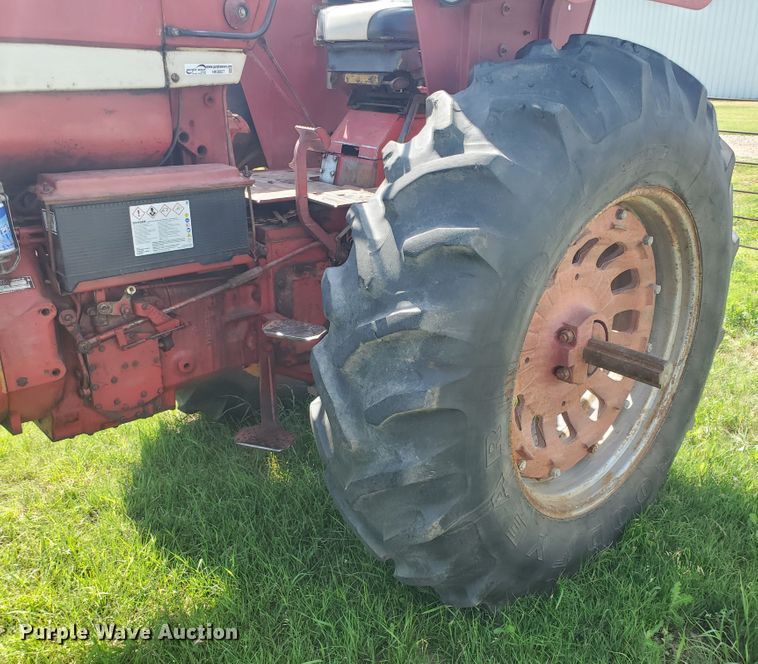 image for item HK9057 1966 International Farmall 806  tractor