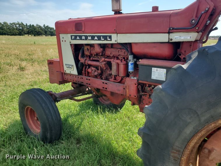 image for item HK9057 1966 International Farmall 806  tractor