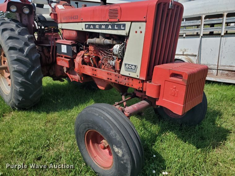 image for item HK9057 1966 International Farmall 806  tractor