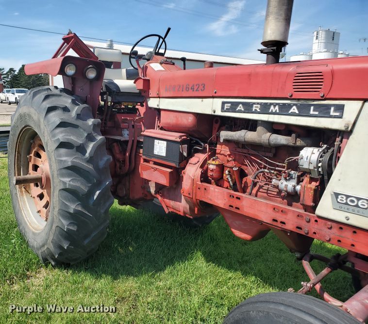image for item HK9057 1966 International Farmall 806  tractor