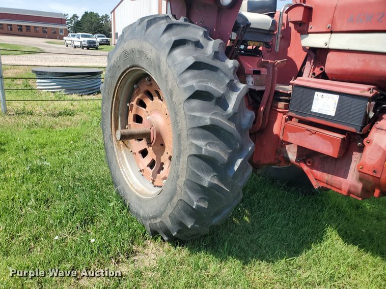 image for item HK9057 1966 International Farmall 806  tractor