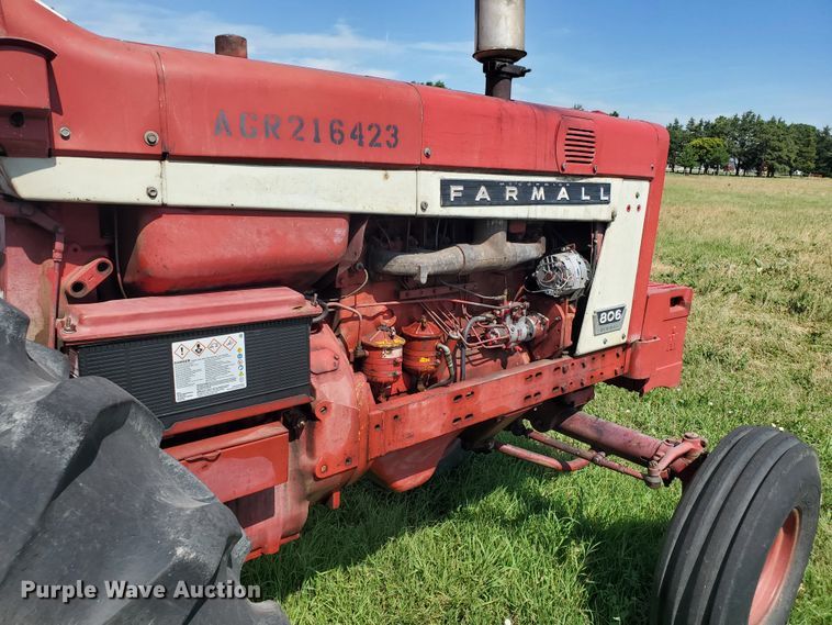image for item HK9057 1966 International Farmall 806  tractor