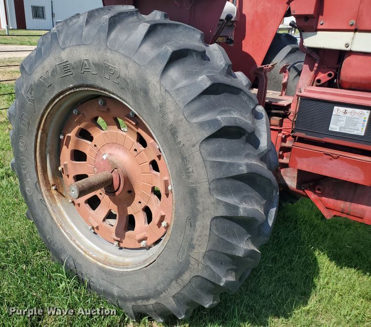 image for item HK9057 1966 International Farmall 806  tractor