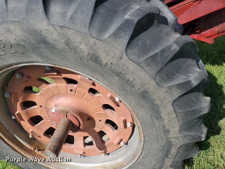 image for item HK9057 1966 International Farmall 806  tractor