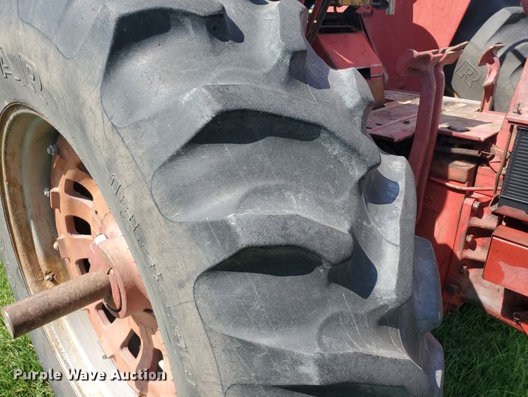 image for item HK9057 1966 International Farmall 806  tractor