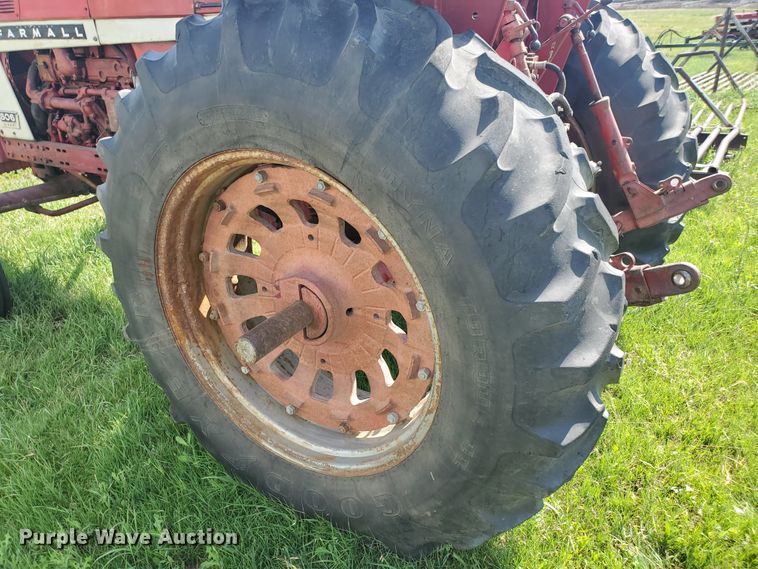 image for item HK9057 1966 International Farmall 806  tractor