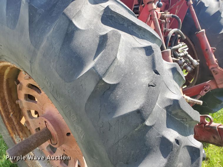 image for item HK9057 1966 International Farmall 806  tractor