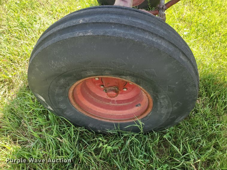 image for item HK9057 1966 International Farmall 806  tractor