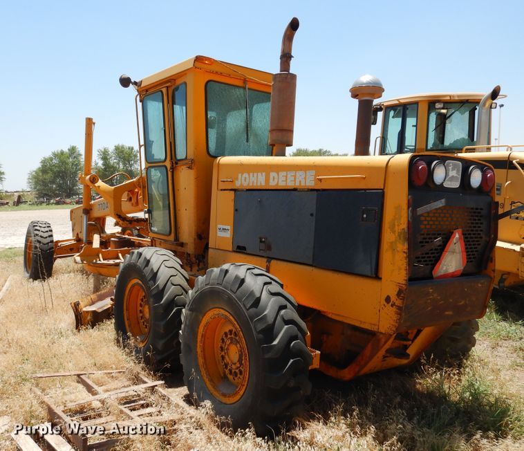 image for item HM9221 1983 John Deere 770A  motor grader