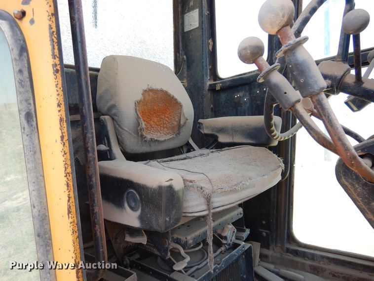 image for item HM9221 1983 John Deere 770A  motor grader