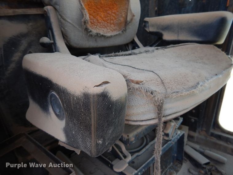 image for item HM9221 1983 John Deere 770A  motor grader