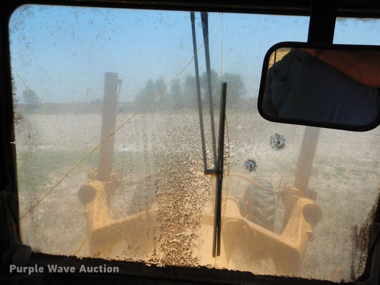 image for item HM9221 1983 John Deere 770A  motor grader