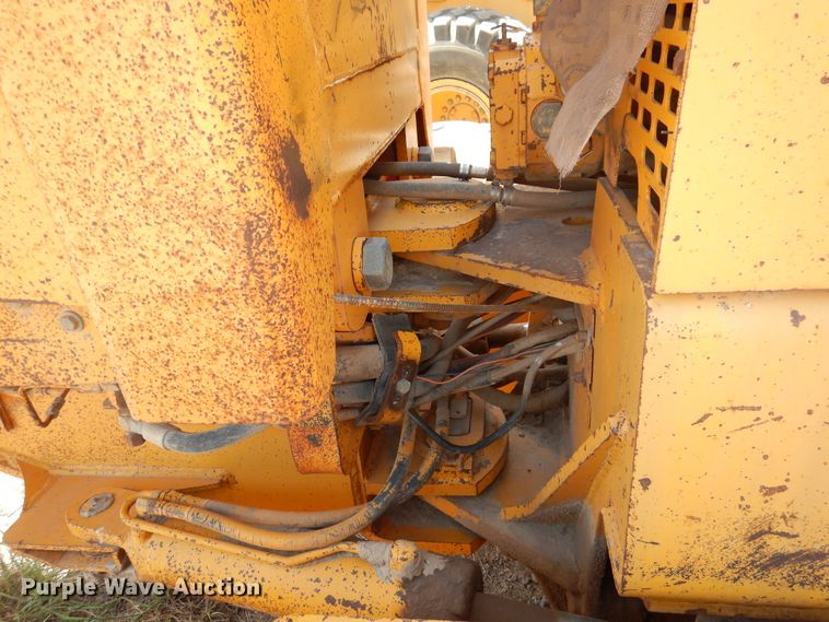 image for item HM9221 1983 John Deere 770A  motor grader