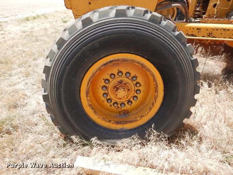 image for item HM9221 1983 John Deere 770A  motor grader