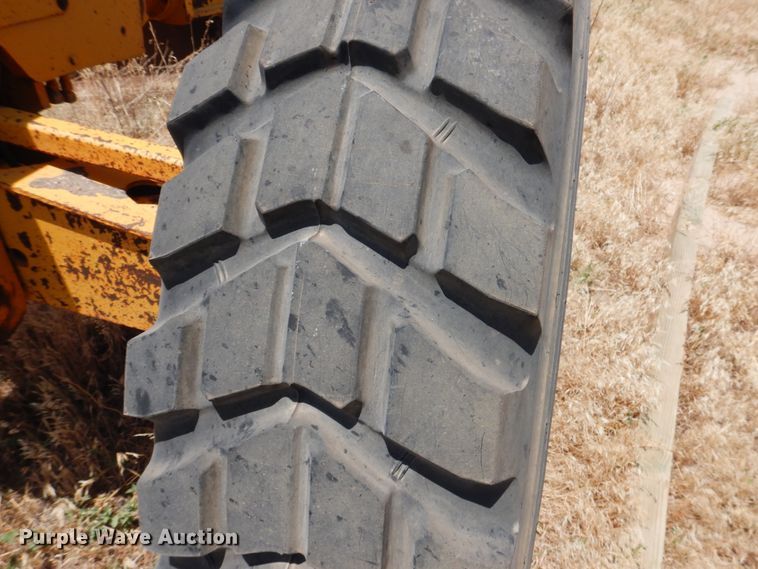 image for item HM9221 1983 John Deere 770A  motor grader