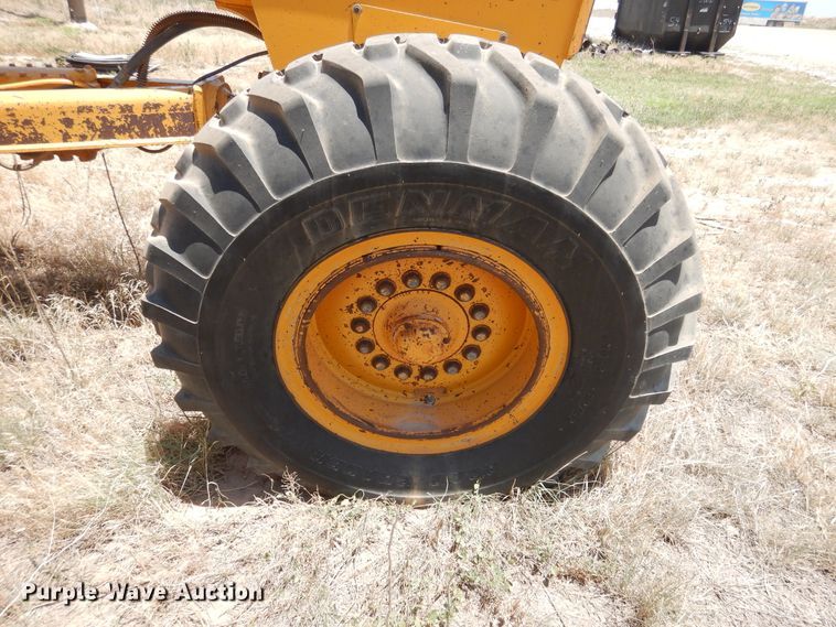 image for item HM9221 1983 John Deere 770A  motor grader