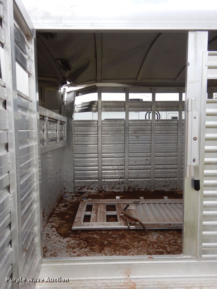 image for item HS9652 2003 Elite livestock trailer