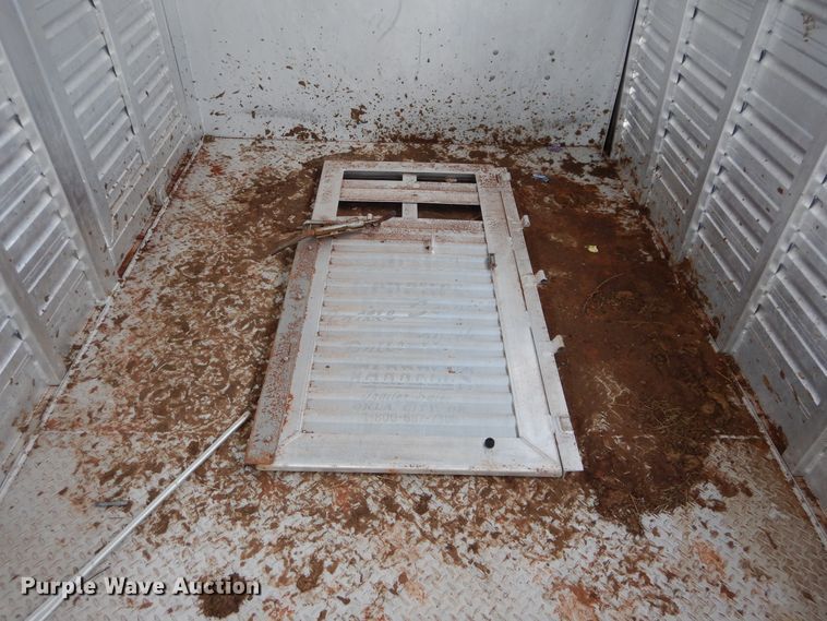 image for item HS9652 2003 Elite livestock trailer