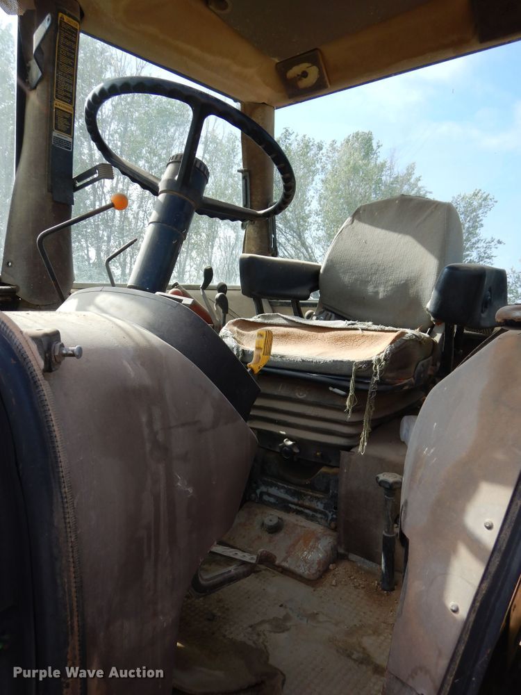 image for item HV9209 1992 John Deere 3255  MFWD tractor