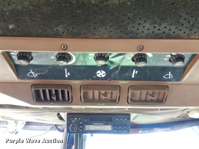 image for item HV9219 1985 John Deere 8850  4WD tractor