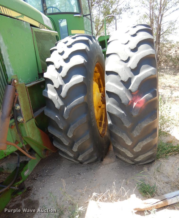 image for item HV9219 1985 John Deere 8850  4WD tractor