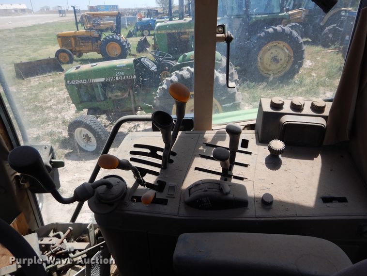 image for item HV9221 1995 John Deere 6400  tractor