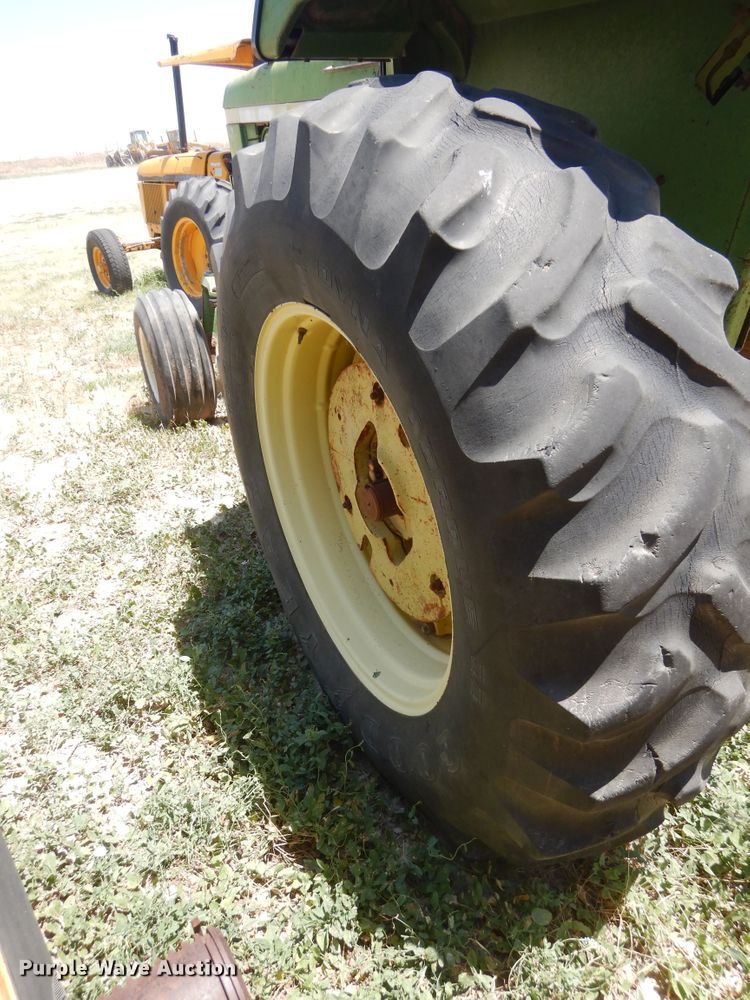 image for item HV9226 1973 John Deere 4430  tractor