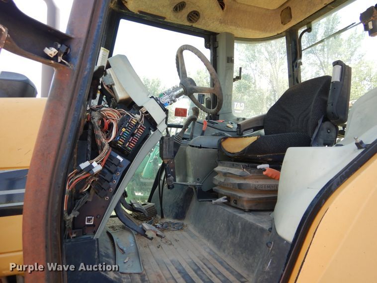 image for item HV9229 2005 Challenger MT465B  MFWD tractor