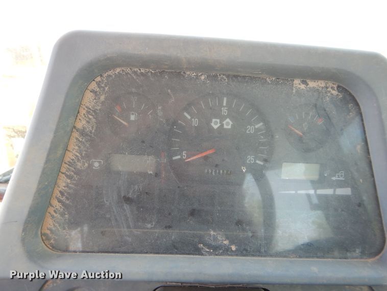 image for item HV9229 2005 Challenger MT465B  MFWD tractor